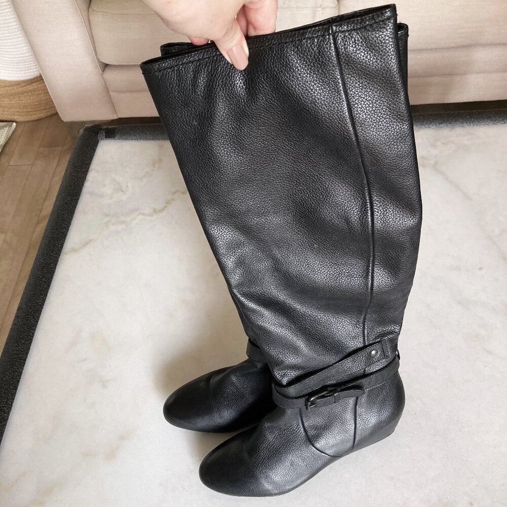 NWOT! New Le Chateau tall black leather boots, flat, buckles, side zippers sz 7
